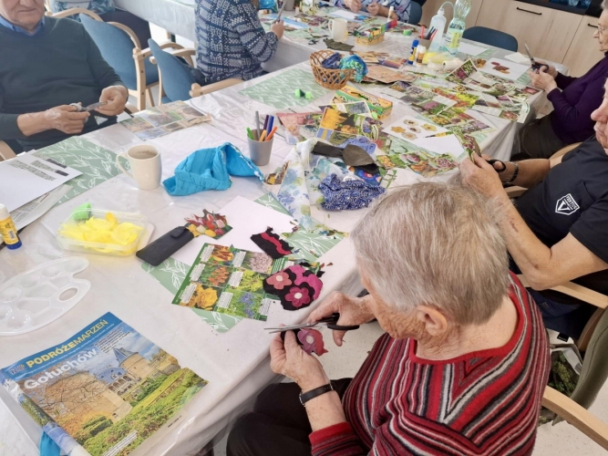 Podopieczni Dziennego Domu Pomocy ,,Przystań" w Łowiczu chętnie biorą udział w warsztatach terapii zajęciowej
