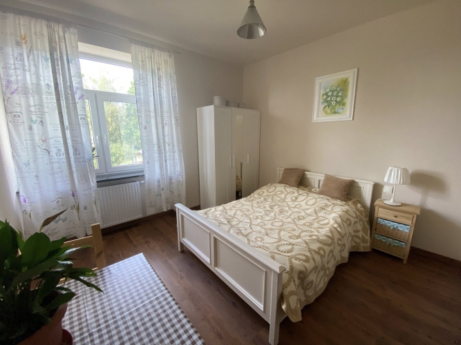 Pokoje w Domu Seniora Szumiące Świerki w Bombli są jasne, przytulne i w pełni umeblowane