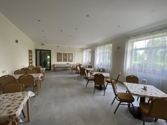 Wspólna jadalnia w Domu Seniora Szumiące Świerki w Bombli