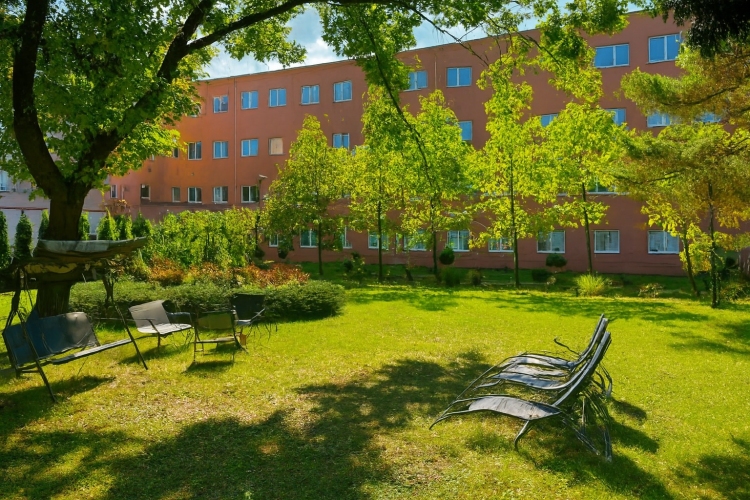 Przed Domem Opieki CareLife MedCenter w Świebodzicach znajduje się sporych rozmiarów ogród