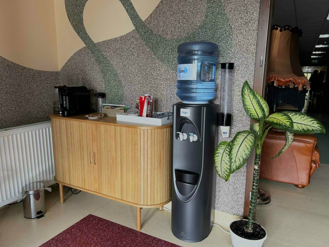 Spotkania przy kawie to stały element dnia mieszkańców Domu Opieki Bezpieczna Przystań w Jabłonnie