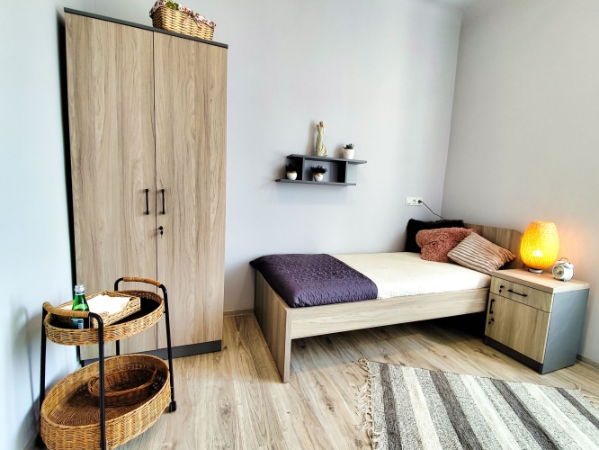 Pokoje w Domu Spokojnej Starości Nowiny są jasne, schludne i komfortowo wyposażone 