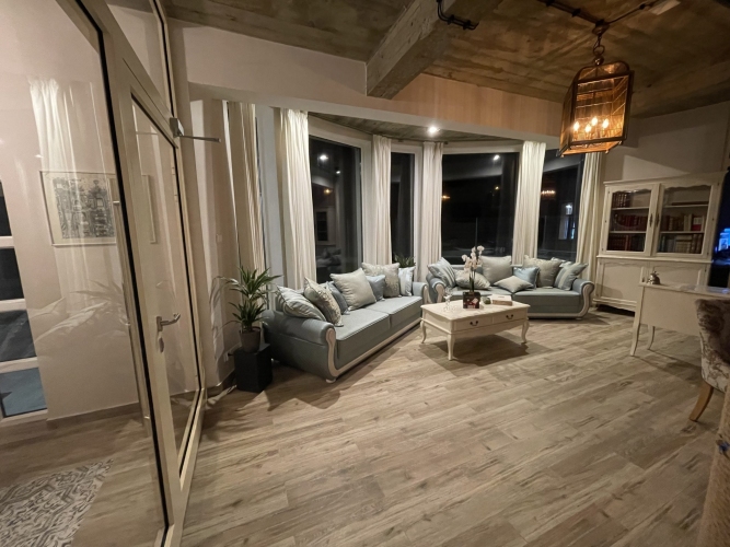 Przytulny pokój dzienny w Ośrodku Rehabilitacyjnym Zielone Wzgórze w Chłapowie