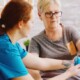 pielegniarka-pomaga-starszej-kobiecie-w-domu-opieki