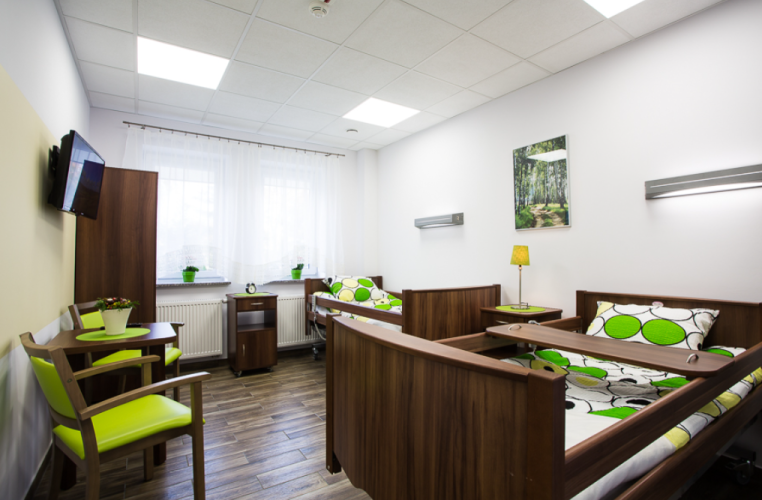 Pokoje w Domu Dla Seniora "Na Leśnej" w Jaroszowcu są wyposażone w niezbędne udogodnienia, takie jak telewizor czy instalacja przywoławcza