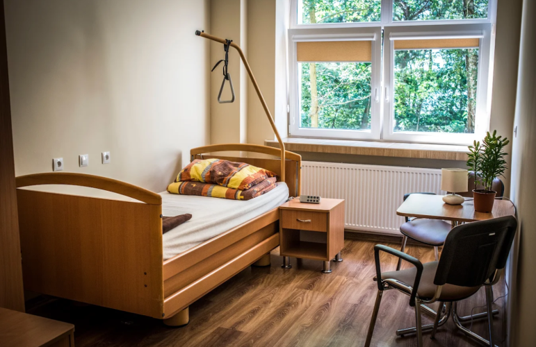 W pokojach w Domu Opieki Leśna Góra w Kamieńczyku znajdują się łózka rehabilitacyjne oraz instalacja przywoławcza