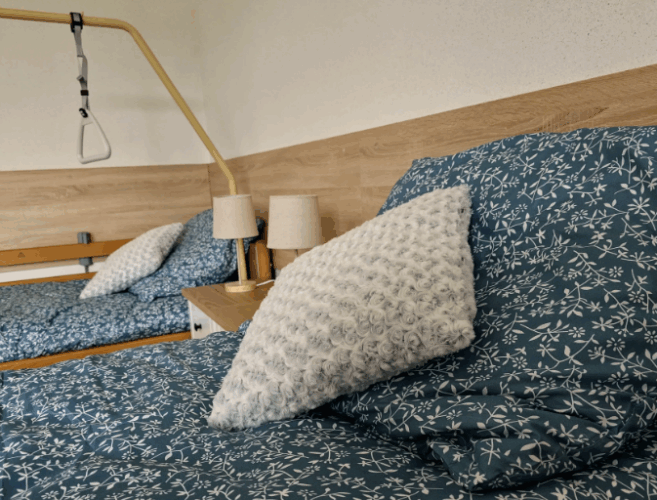 Rezydencja Seniora Leśny Zakątek w Olchowie dysponuje jasnymi i przytulnymi pokojami - jak w domu