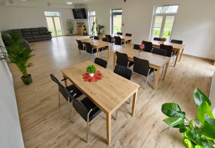 Jadalnia w Rezydencji Seniora Leśny Zakątek w Olchowie pełni też funkcję miejsca spotkań i świetlicy